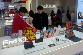 手机国补落地！成都商家日销超300台  “学生和老年人买得多”｜开年看消费图片