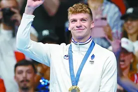 泳池破“菲鱼”纪录夺冠，马克龙致电“东道主英雄”马尔尚图片