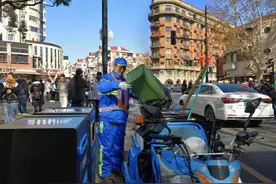 上海岁语｜武康路的环卫工：游客多很热闹，我只想跑快些清理垃圾图片