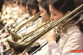 能拿短笛吹奏　也能妙手回春图片