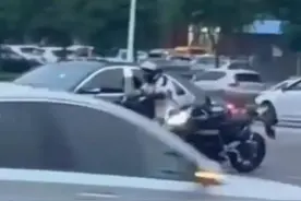 贾某（男，28岁）驾奔驰车拖拽摩托车骑手致手指骨折！北京通州警方：行拘图片