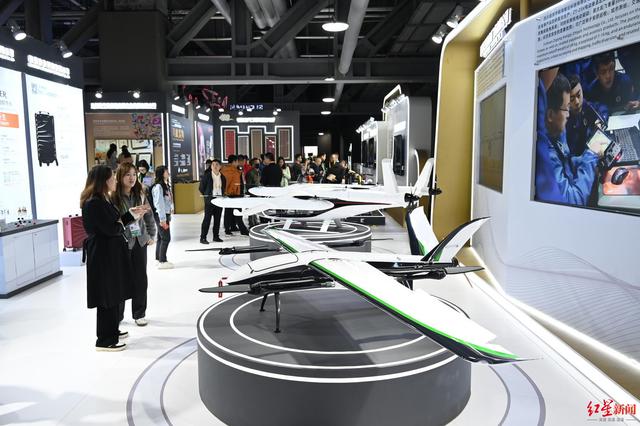 四川馆亮相第八届进博会，人形机器人、智能眼镜等“成都造”科技产品成亮点