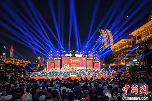 人这一辈子，一定要来天津听一场桥边音乐会！