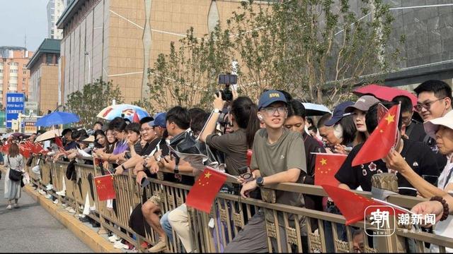 记者手记：在长安街的晨光里，触摸一个民族的记忆与心跳