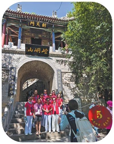 慢旅深游，乘火车享受老年生活（民生一线·银发经济促消费）