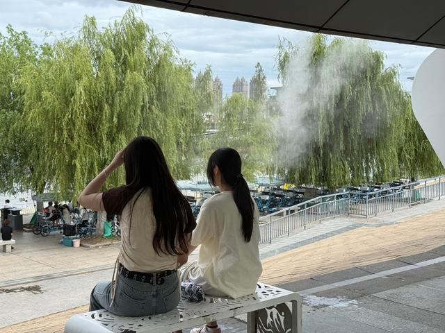 武汉江滩公园开设三处喷淋降温装置，每天定时开启，将持续至9月