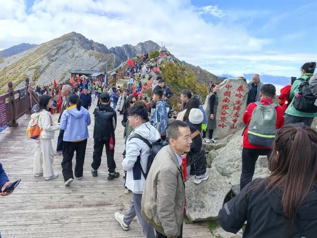 国庆第二天，太白山云海翻滚，游客如临仙境