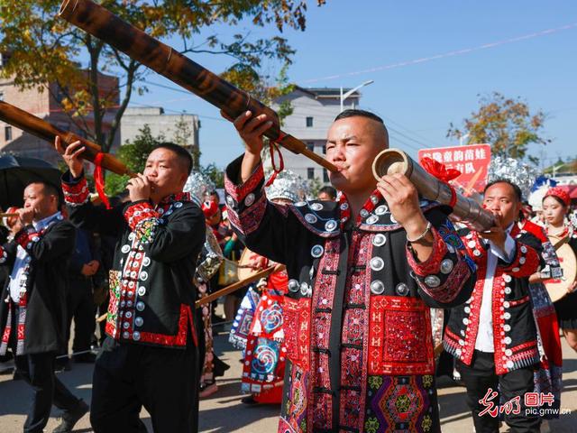 苗族同胞盛装欢庆芦笙会