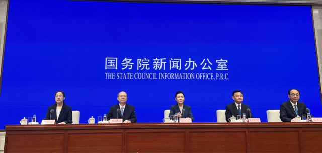 目前我国有律师83万仲裁员6.7万人