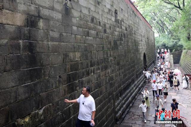 民众走进南京明孝陵探秘世界文化遗产