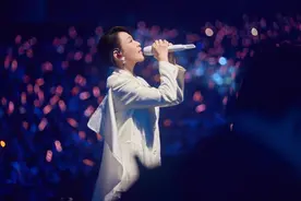 刘若英《飞行日》64场 歌迷高喊唱到100岁图片