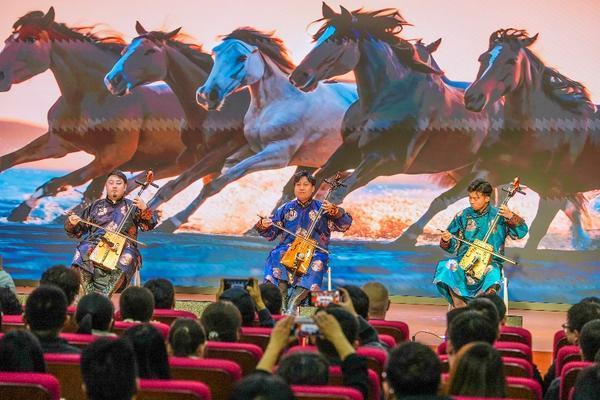 “北疆风情暖京城”——阿拉善乌兰牧骑60周年巡演走进大兴亦庄