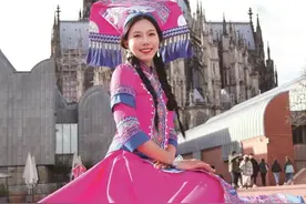 惊艳出圈！“90后”女孩穿广西民族服饰走上欧洲街头，宣传中国文化图片