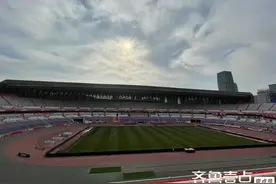 当志愿者看球的日子～空无一人的奥体广场图片