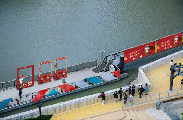 超大盒马闪现苏州河，马年新春快闪成魔都网红打卡地