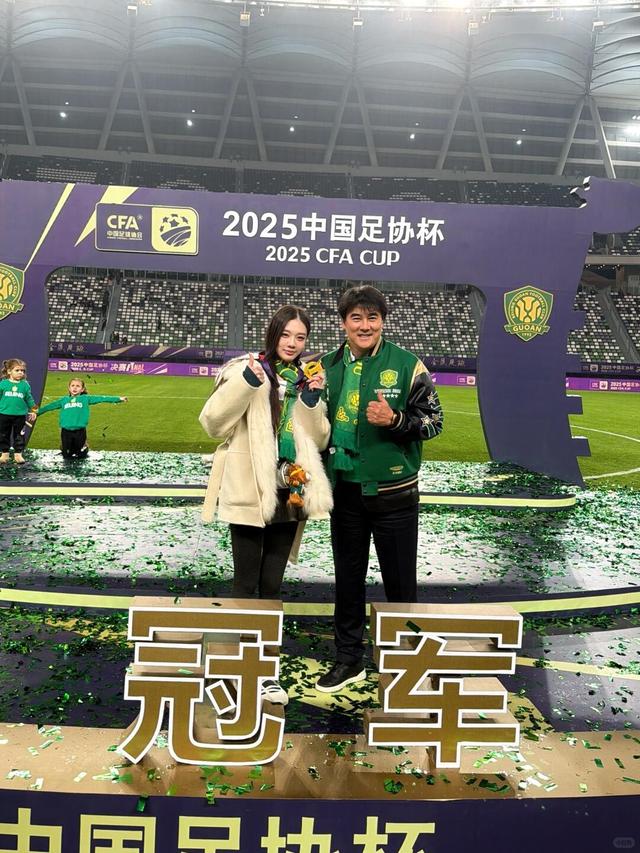 李嗣镕姐弟俩观战足协杯决赛，姐姐晒明媚穿搭，与张稀哲合影