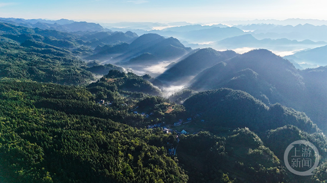 云海绘就水墨山水长卷