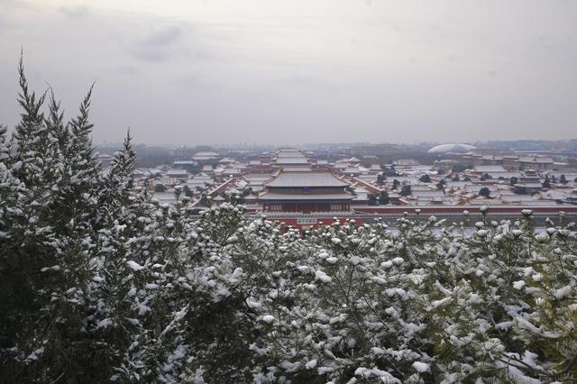 雪落景山万春亭，市民登高远眺赏美景