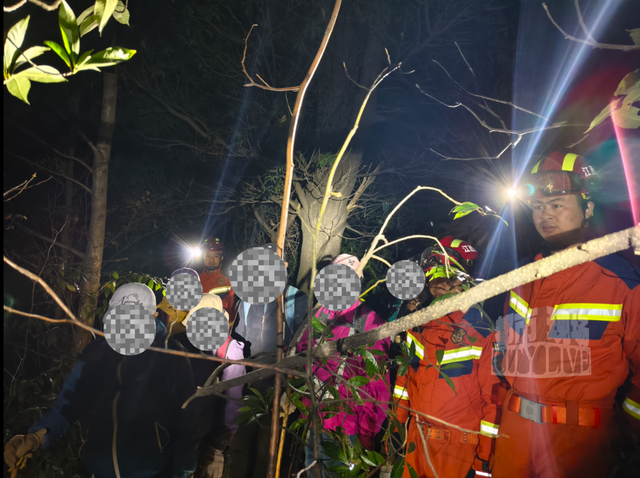 8名“银发”徒步爱好者被困景德镇深山，消防连夜施救