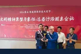 吉狄马加：对真正的诗人而言，在锤炼词语的铁砧上，将竭尽全力让光芒迸溅的火星，变成一只只飞翔的鸟｜纯粹现场图片