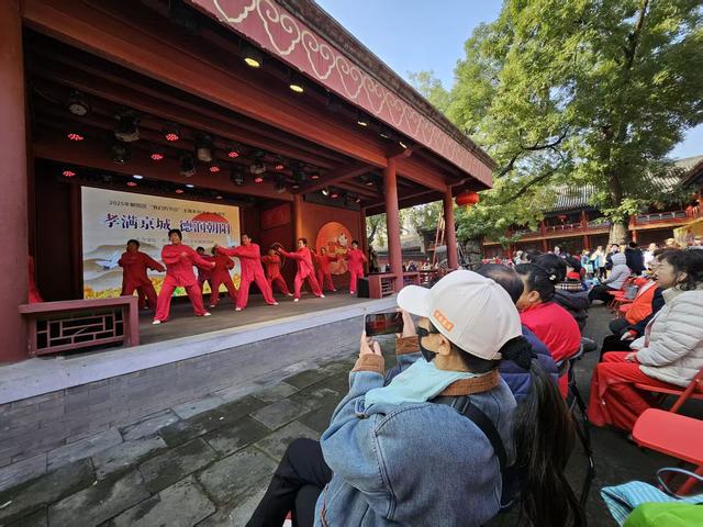 民俗博物馆前搭起菊花塔，重阳节主题文化活动启幕