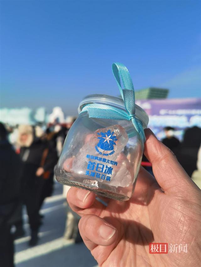 哈尔滨冰雪大世界开园首日，湖北游客惊叹：来东北还能看到家乡的黄鹤楼