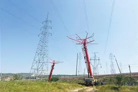 电塔“搬家”让道西延高铁 目前已完成15项电力线路迁改工程图片