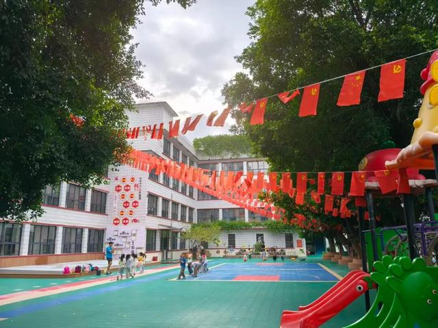 红旗映繁花！柳北已换上国庆“限定皮肤”~