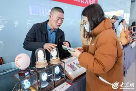 【新春走基层】小蛋壳上也有大世界！烟台蛋雕非遗传承人在蛋壳上“舞刀”作画图片