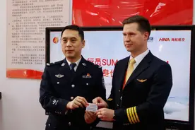 陕西首名外籍机长获“外国人永久居留身份证”图片
