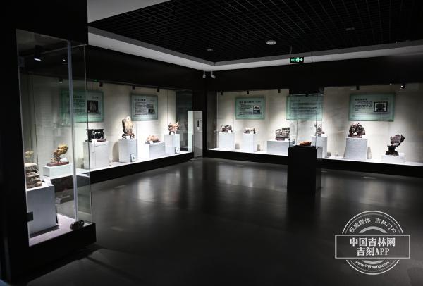 宝藏小站江源东站：向游客讲诉松花石的故事