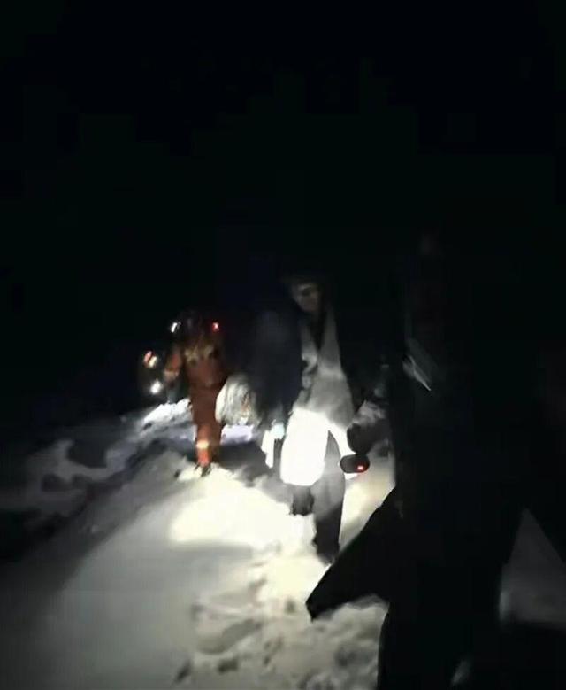 游客坠下悬崖！当地：别擅自进入