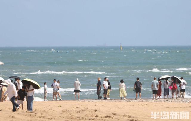 漫步沙滩，观赏海景