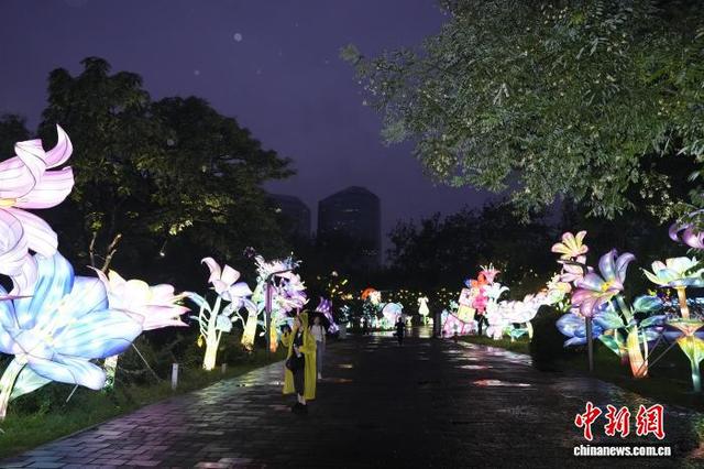 京彩彩灯游园会开幕 北京石景山游乐园解锁“次元夜游”