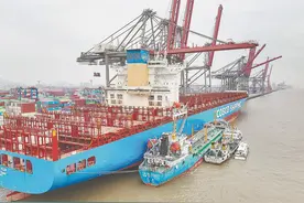 加油船“宏信106”轮在厦门远海码头为“中海亚洲”轮成功加注生物燃料油图片