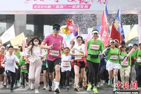 浙江杭州举办春日“樱花跑” 千名跑友感受13.14公里的浪漫图片
