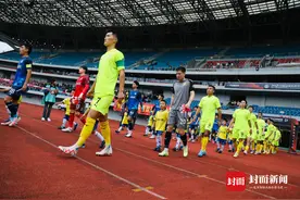 四川九牛冲超成功狂欢瞬间：队员脱衣拥抱，外援亲吻妻儿图片