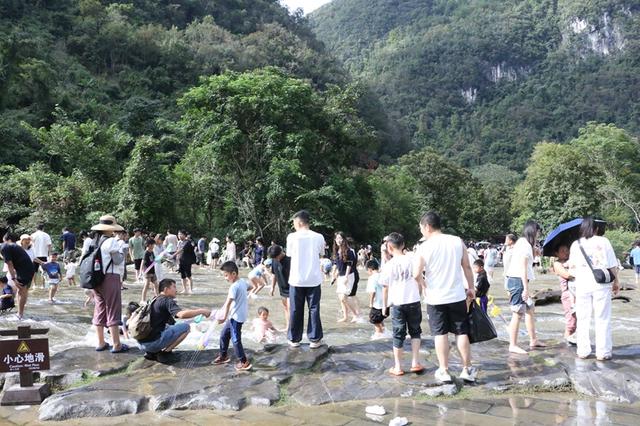 人气火爆，万人涌入！国庆第二天的荔波人潮汹涌，被人海点亮