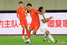 中国国足热身赛2-0击败越南队图片