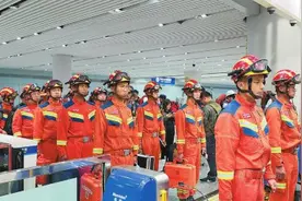 两支来自中国云南的救援队伍抵达缅甸图片
