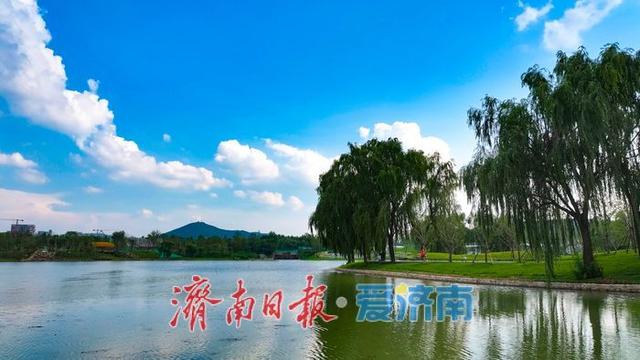 彩虹湖畔，蓝天白云绘就诗意生态画卷