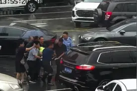 长沙交警执勤时晕倒，瞬间冲出一群好心人！外卖女骑手拦车流帮忙撑伞打120图片