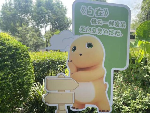 奶龙的粉丝看过来！上海奇迹花园艺术花展开始啦，带你去逛奶龙的花花宇宙，专给“不想长大的人”
