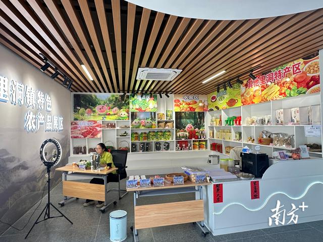 打卡里洞圩镇客厅，享独一份山水体验