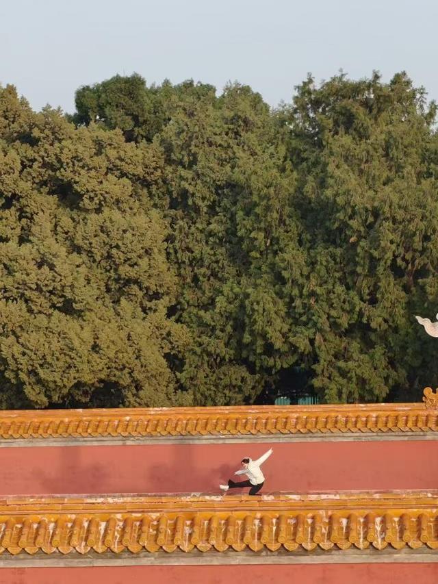 大美北京｜到地坛公园拍“跨栏照”火了 参与者：很累 但跳得很开心