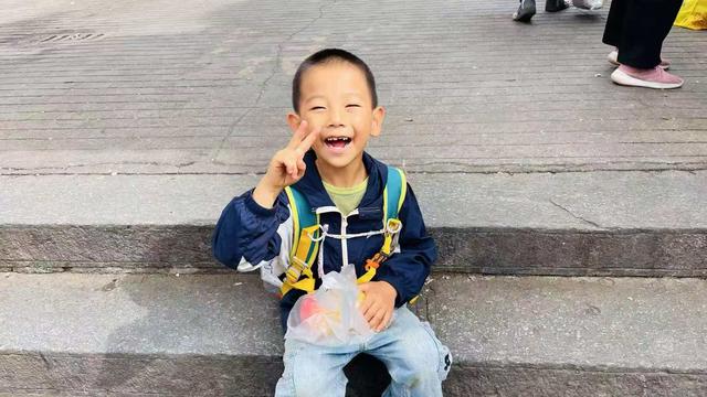 7岁男孩走失 志愿者播放妈妈声音