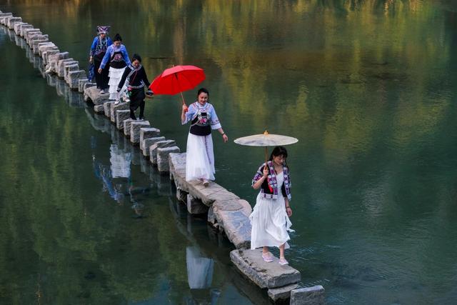 罗甸:冬日暖阳沐景区 游客畅游享闲情