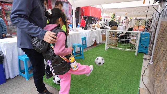 打卡集章活动 解锁“豆豆奇遇”非遗集市新乐趣