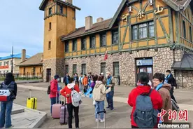 “阿尔山号”旅游专列首发 各地游客“驶入”丛林花海图片