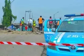 尼日利亚一公共汽车起火爆炸 造成16人死亡图片